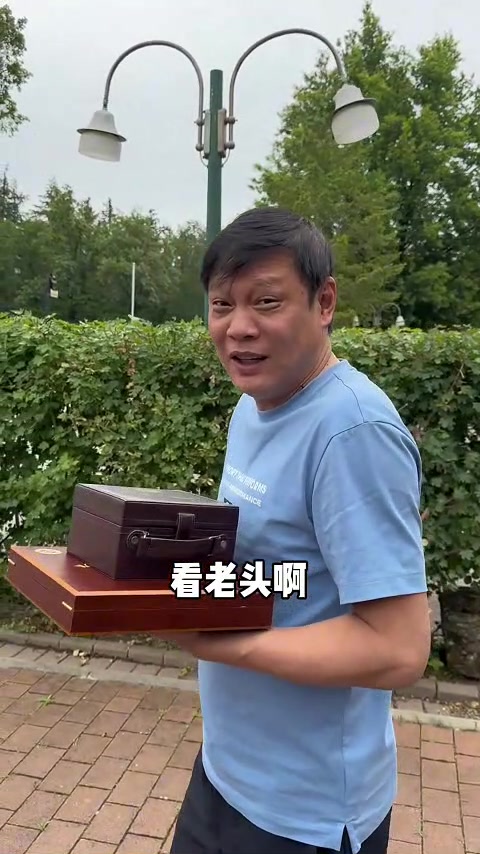 施拉普纳问范志毅：“你有儿子吗？”范先生回答说自己没有儿子后 老人非常遗憾 